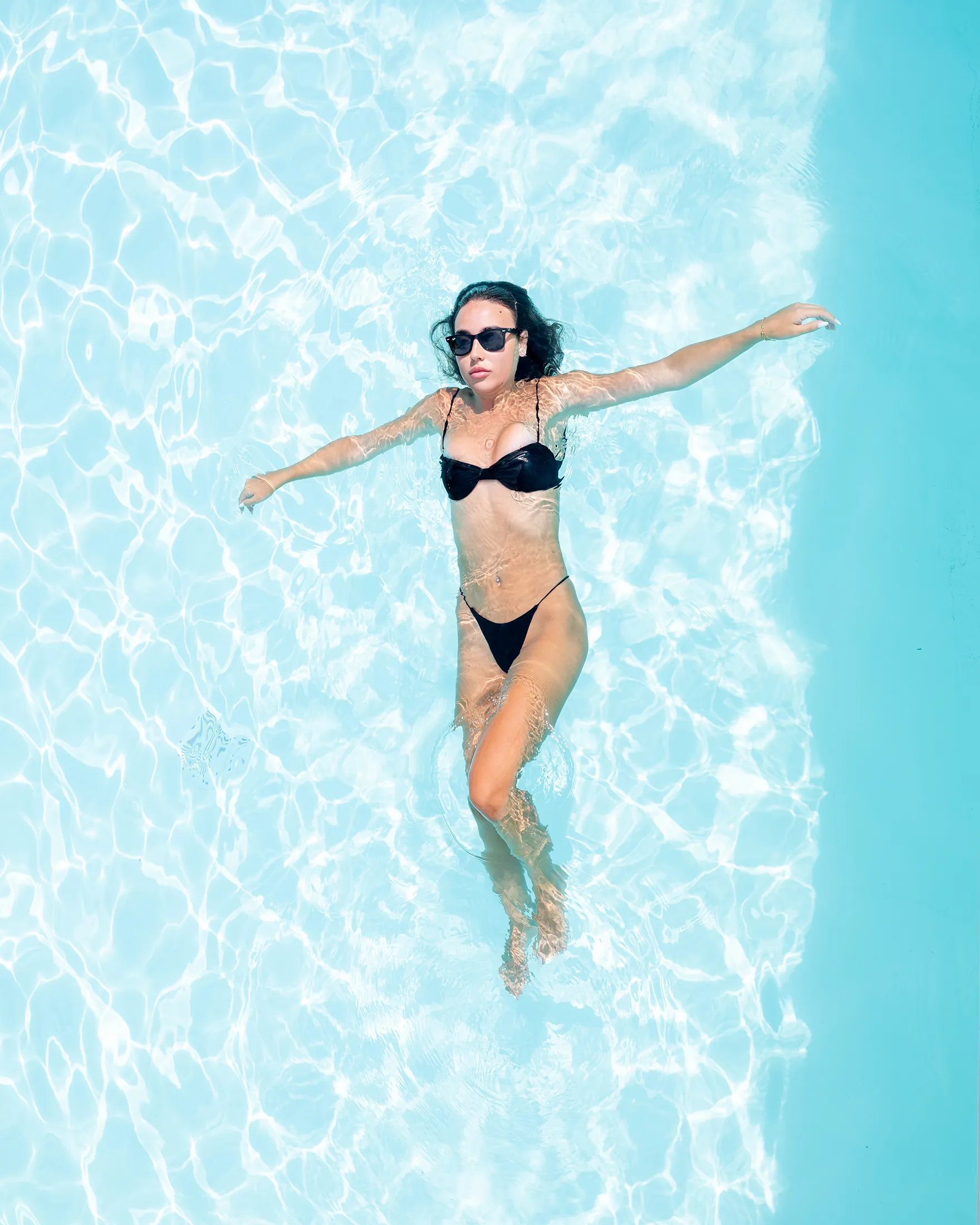 Cantina Guzzardi - Servizi - Piscina esterna - Foto della piscina con una ragazza in bikini